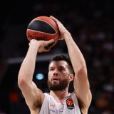 Alek Piters novo pojačanje Armanija 6