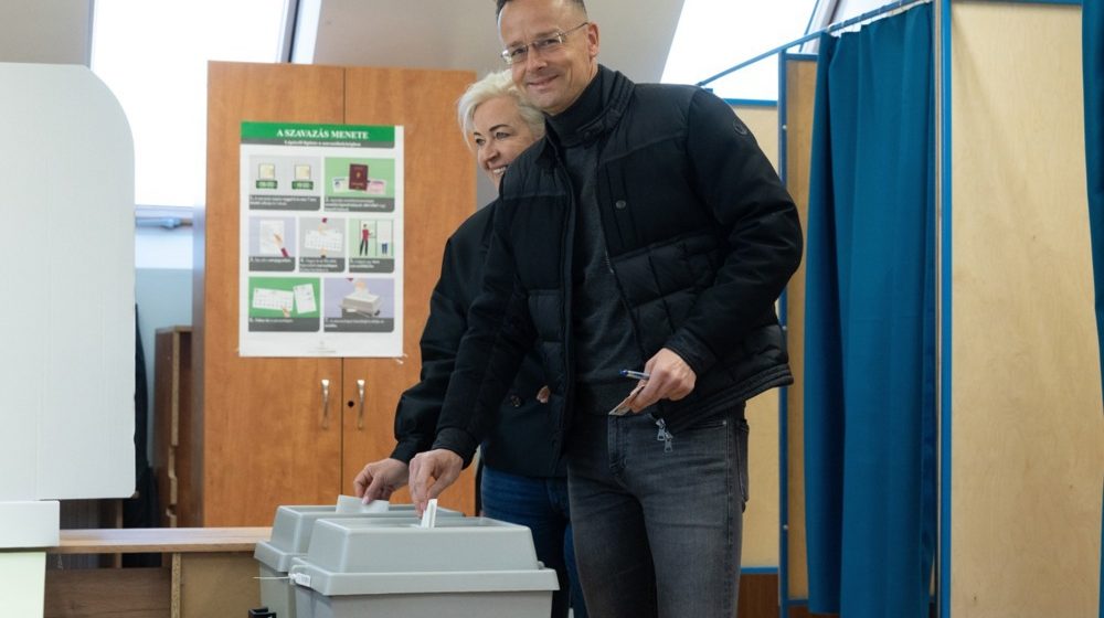 Mađarski portal: Firma u vlasništvu supruge Petera Sijarta prošle godine zaradila 900.000 evra, a nemaju ni sajt 1