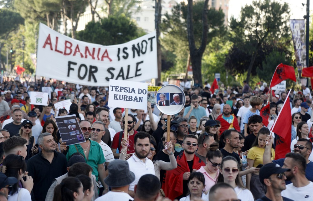 „Flamingo revolucija“ ne jenjava: Novi masovni protest protiv premijera Albanije 3 „Flamingo revolucija“ ne jenjava: Novi masovni protest protiv premijera Albanije 3