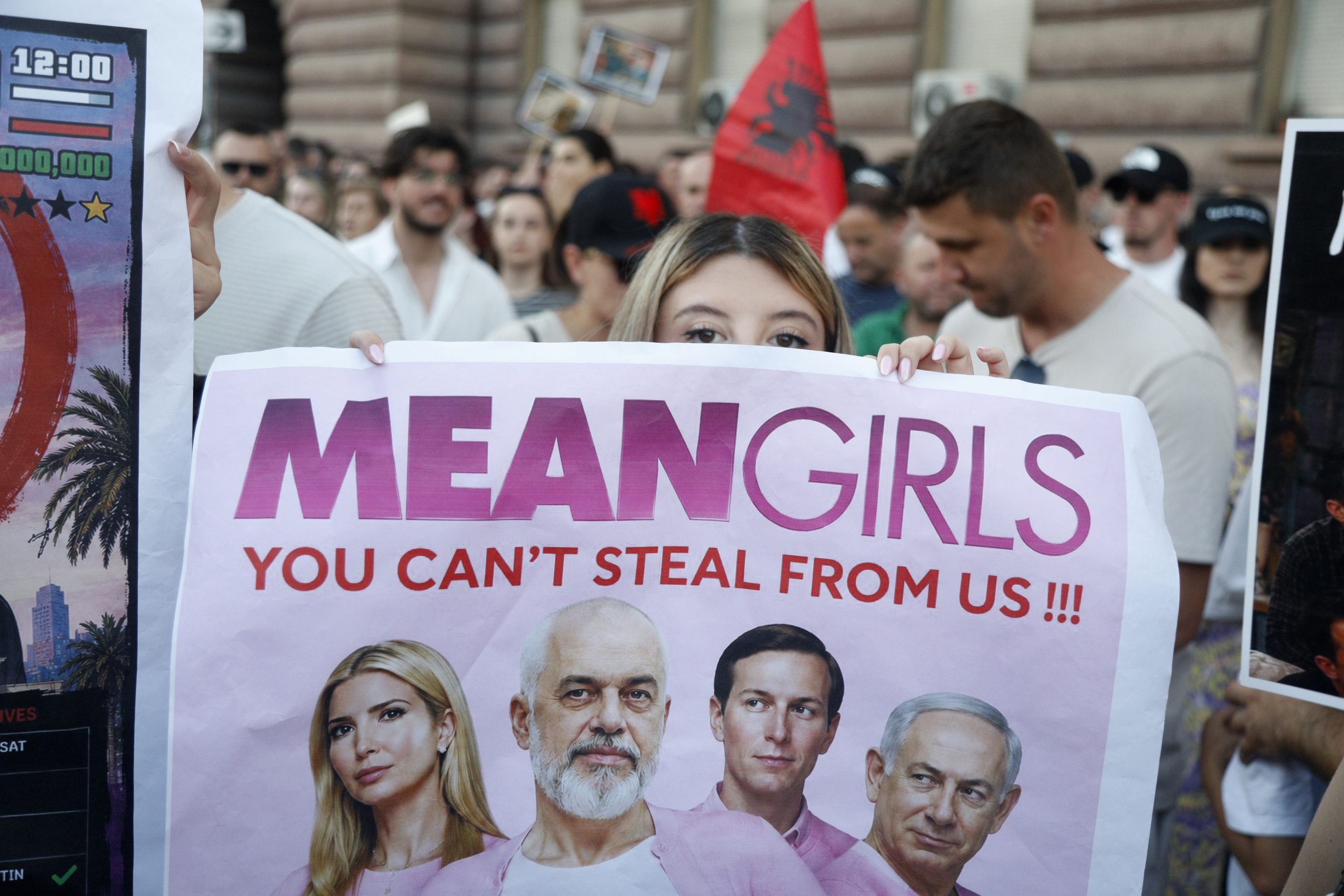 „Flamingo revolucija“ ne jenjava: Novi masovni protest protiv premijera Albanije 2 „Flamingo revolucija“ ne jenjava: Novi masovni protest protiv premijera Albanije 2