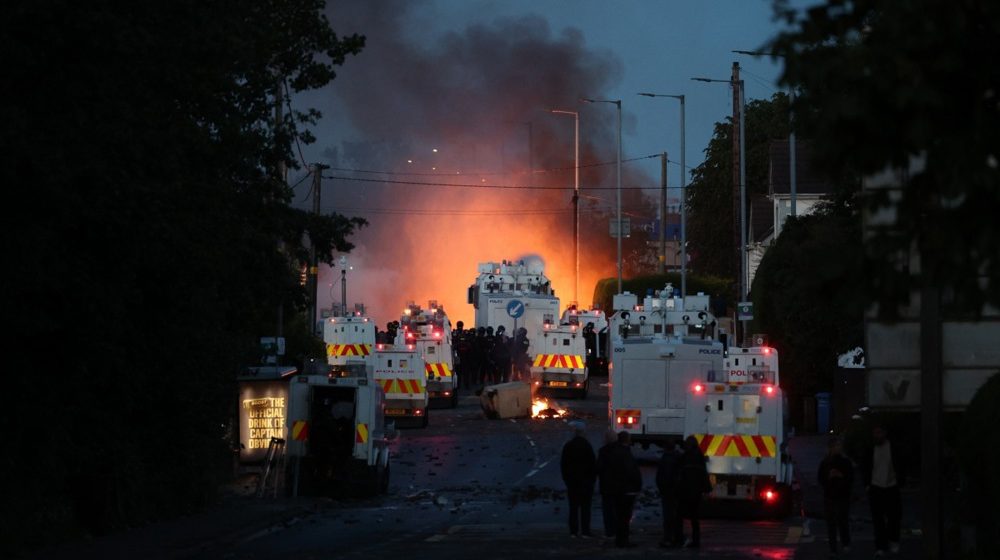 Kamenicama i Molotovljevim kamenicama na policiju, koja je uzvratila vodenim topovima: Nasilje na ulicama Belfasta drugu noć zaredom 7