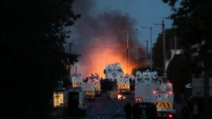 Kamenicama i Molotovljevim koktelima na policiju, koja je uzvratila vodenim topovima: Nasilje na ulicama Belfasta drugu noć zaredom