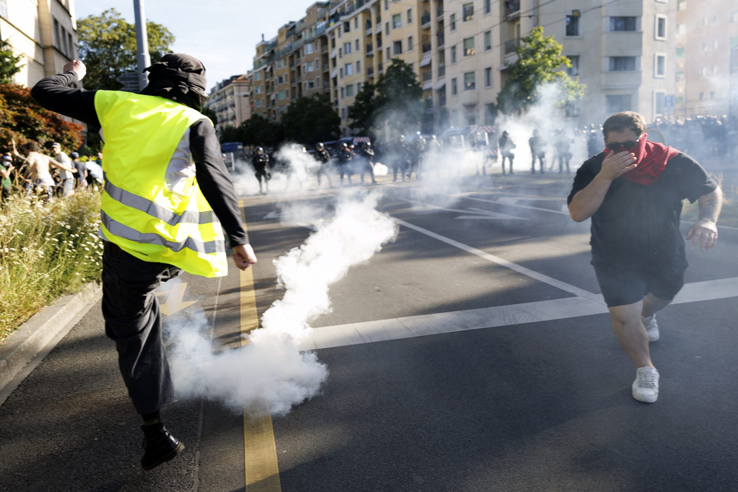 U Ženevi protest i neredi uoči početka samita G7 (FOTO) 6 U Ženevi protest i neredi uoči početka samita G7 (FOTO) 6