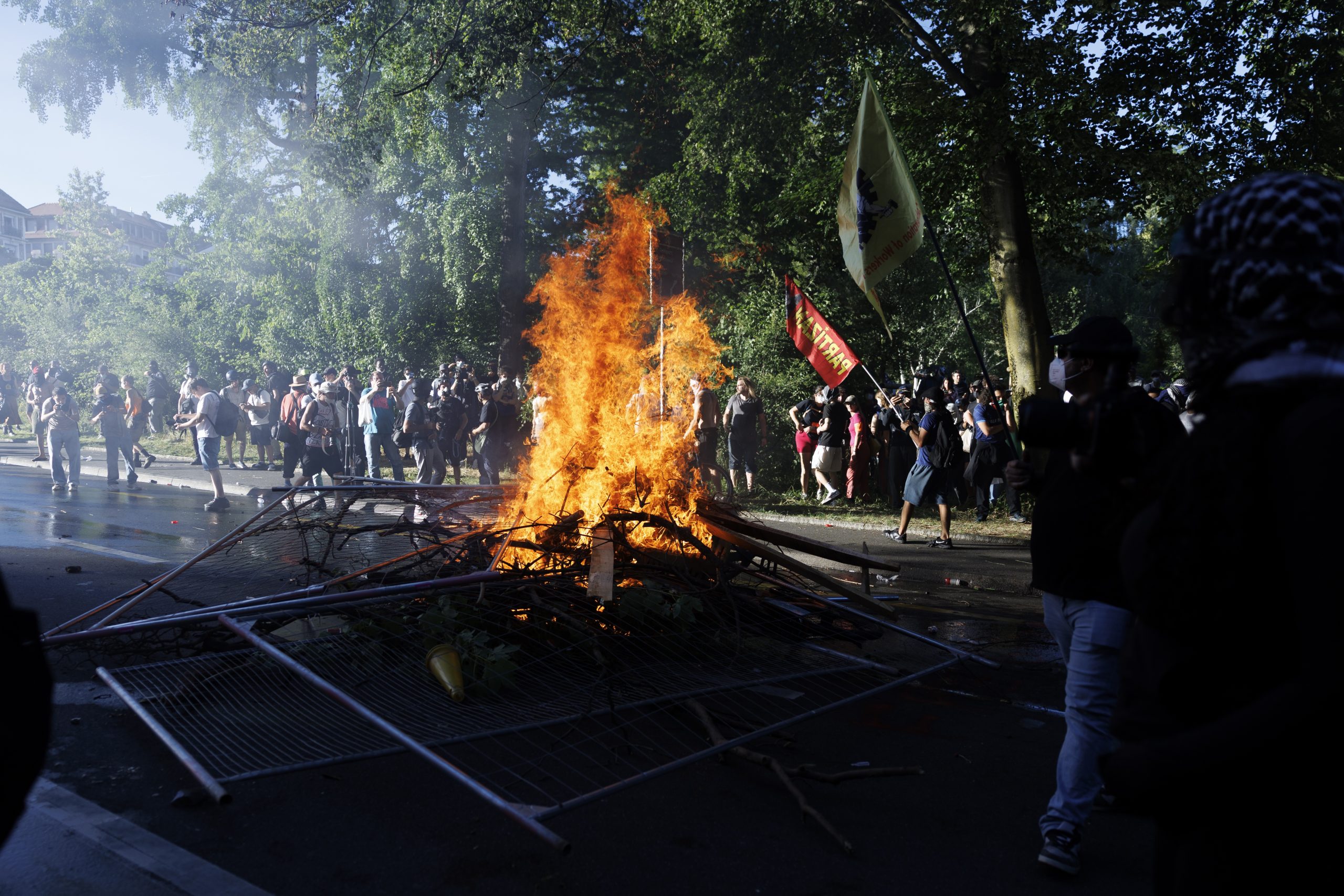 U Ženevi protest i neredi uoči početka samita G7 (FOTO) 5 U Ženevi protest i neredi uoči početka samita G7 (FOTO) 5