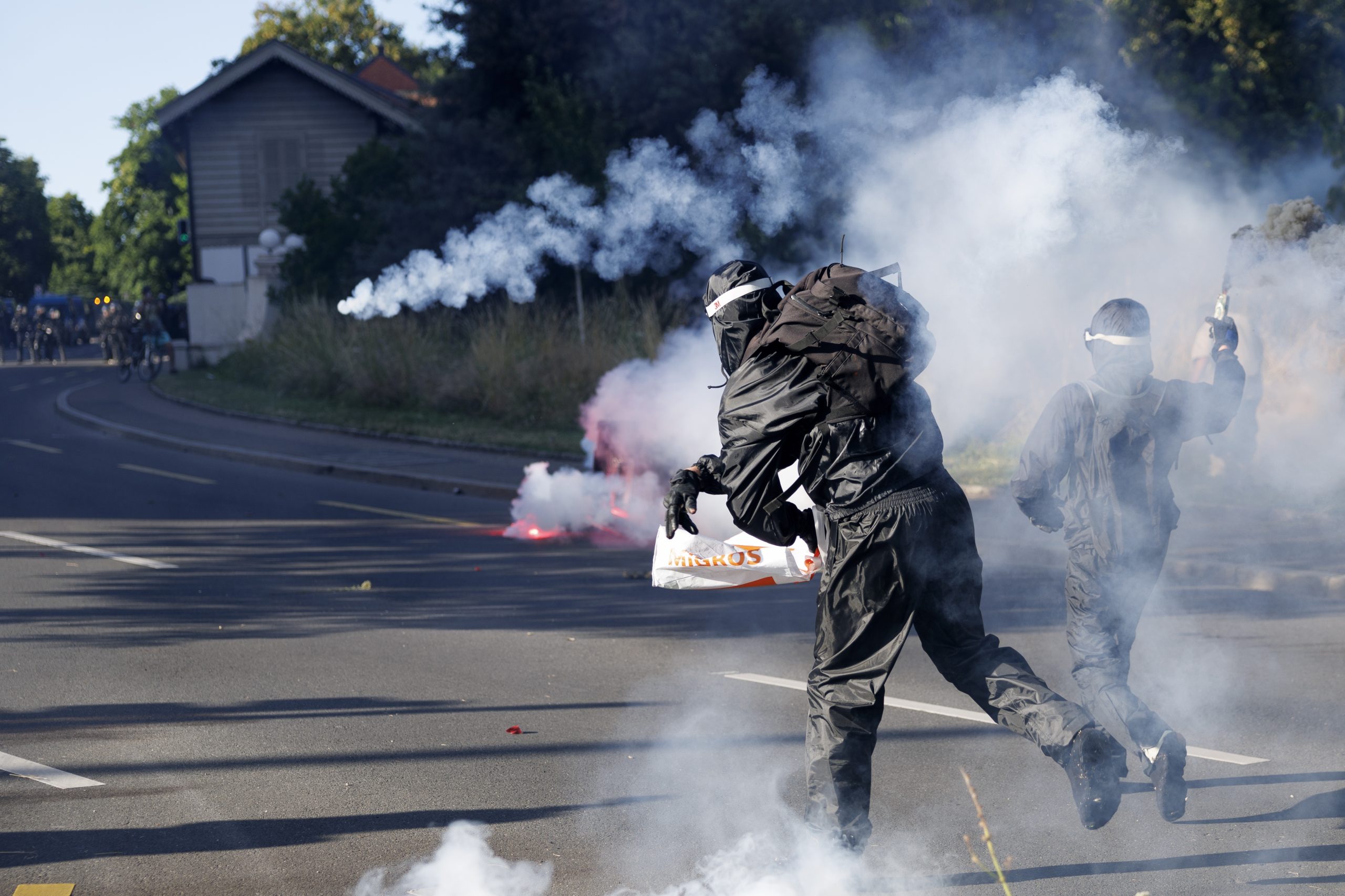 U Ženevi protest i neredi uoči početka samita G7 (FOTO) 2 U Ženevi protest i neredi uoči početka samita G7 (FOTO) 2