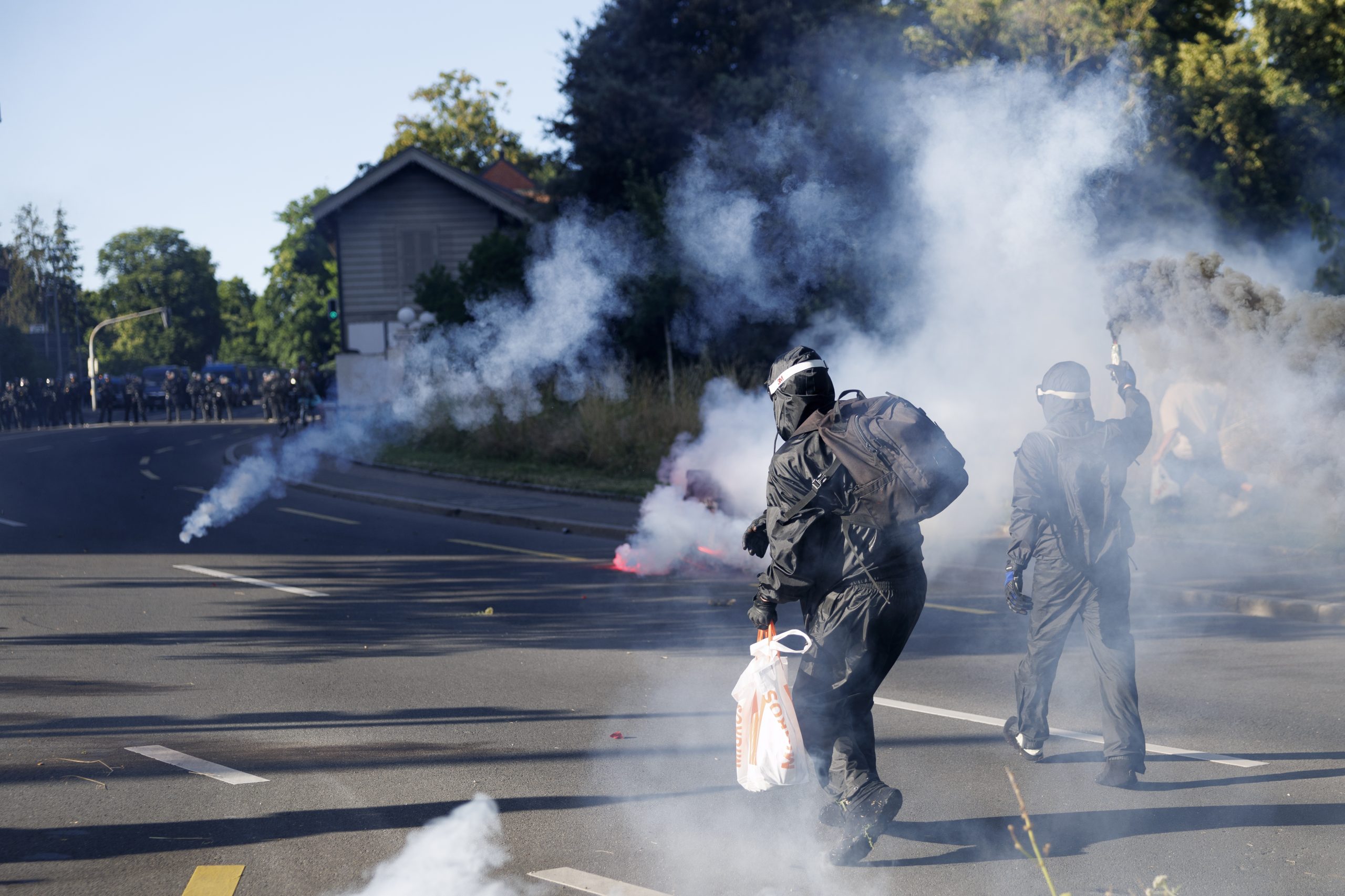 U Ženevi protest i neredi uoči početka samita G7 (FOTO) 4 U Ženevi protest i neredi uoči početka samita G7 (FOTO) 4