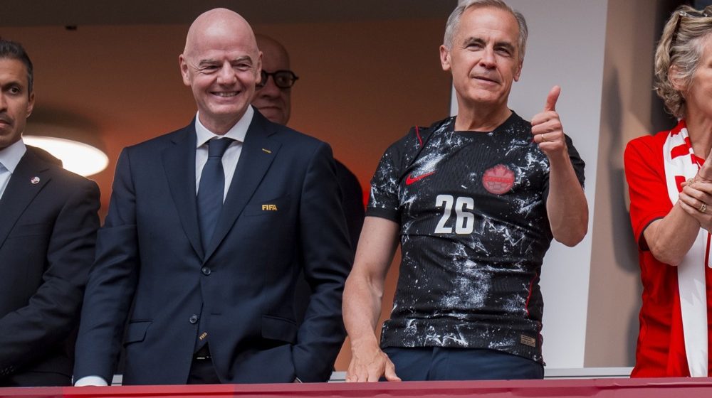 (VIDEO) Premijer Kanade Karni i Predsednik FIFA Infantino se potpisali na zastavu Rusije 7