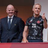 (VIDEO) Premijer Kanade Karni i Predsednik FIFA Infantino se potpisali na zastavu Rusije 4