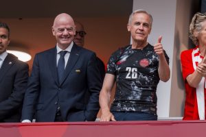 (VIDEO) Premijer Kanade Karni i Predsednik FIFA Infantino se potpisali na zastavu Rusije 13 (VIDEO) Premijer Kanade Karni i Predsednik FIFA Infantino se potpisali na zastavu Rusije 10