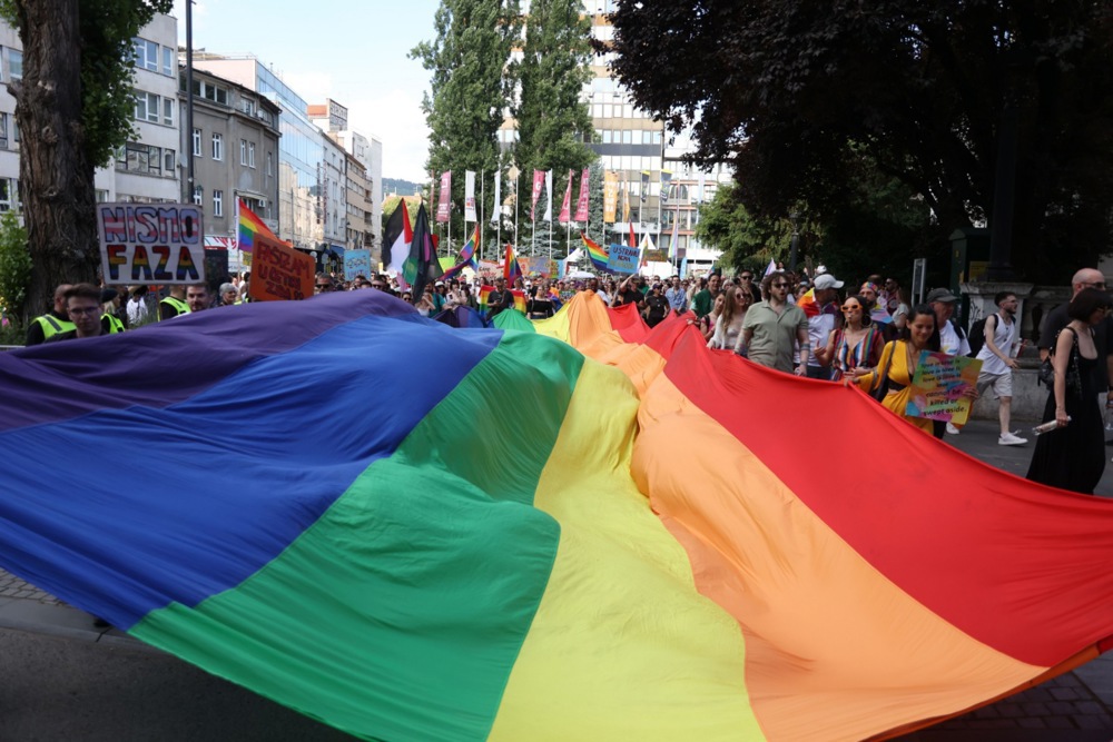 "Sve nam boje dobro stoje": Kako je danas u Sarajevu protekla sedma Parada ponosa (FOTO) 3 "Sve nam boje dobro stoje": Kako je danas u Sarajevu protekla sedma Parada ponosa (FOTO) 3