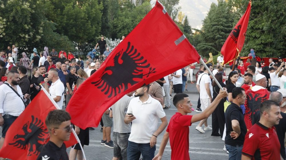 Stotine Albanaca srušile fizičke barijere na protestu protiv Kušnerovog projekta 9