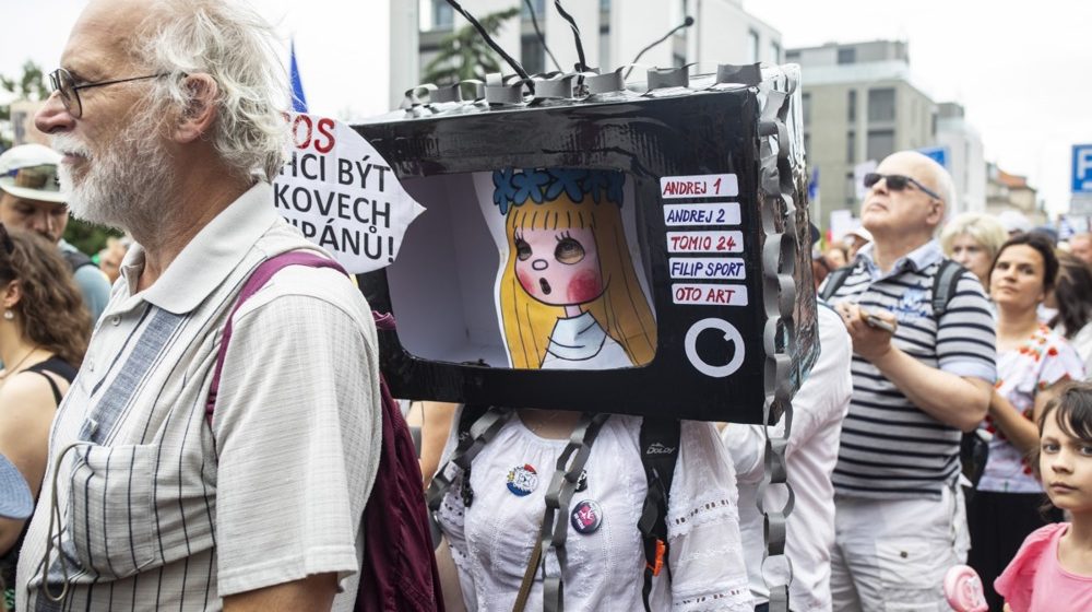 Češki javni TV i radio servis u štrajku: Novinari u crnom, živi lanac oko zgrade, minut ćutanja 10
