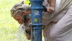 Heatwave grips Croatia Evropa na udaru rekordnog toplotnog talasa: Na snazi crveni meteoalarmi, zatvorene škole, desetine hiljada domaćinstava bez struje (FOTO) 2