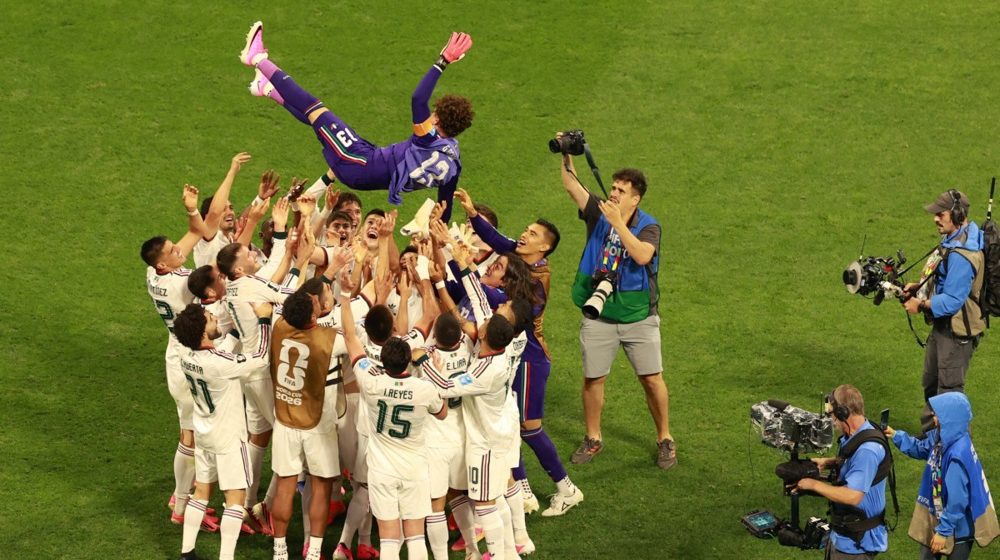 Meksikanac, rame uz rame sa Mesijim i Ronaldom, završio duel na rukama svojih saigrača 7