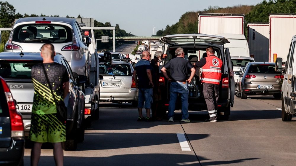 Vrućina deformisala asfalt u Nemačkoj, u Tiringiji vodom hlade kolovoz (FOTO) 8