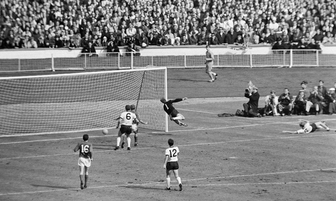Mundijalske godišnjice: Zidanova glava, Maradonin šou i jedini 'povratak fudbala kući' 2 Kontroverzni pogodak Džefa Hersta