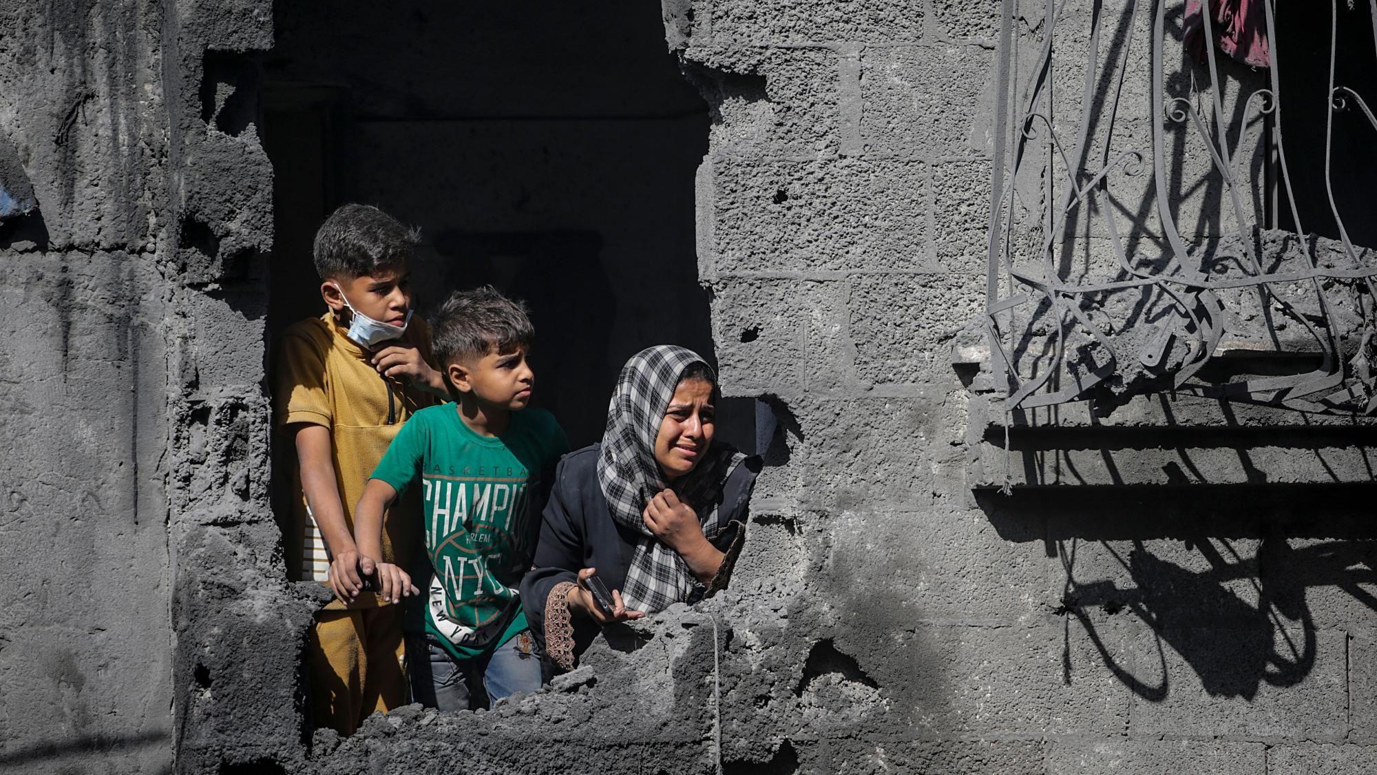 Izrael počinio genocid u Gazi napadima na palestinsku decu: UN komisija 1 Palestinska deca na severu Gaze tragaju za članovima porodice posle izraelskog napada u oktobru 2025.