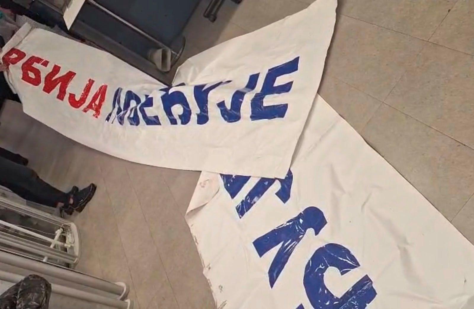 transparent srbija pobeđuje, Crnogorska policija objavila je fotografije zaplenjenog transparenta 'Srbija pobeđuje' za koji je saopštila da su ga doneli ljudi iz Srbije zadržani, a potom deportovani iz Crne Gore