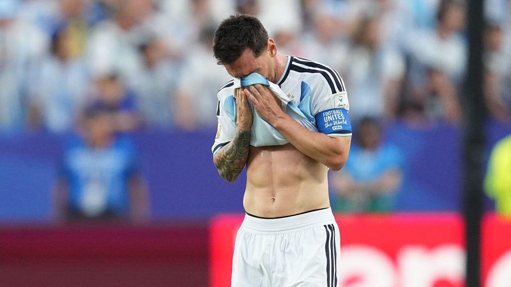 Lionel Mesi postao najbolji strelac u istoriji Mundijala: 'Strast i ljubav' 3 Mesi je plakao pošto je postigao početni gol u prvoj utakmici Argentine protiv Alžira, a u danima nakon toga njegova porodica je objavila saopštenje u kojem je otkrila da se njegov otac „bori sa zdravstvenim problemom“.