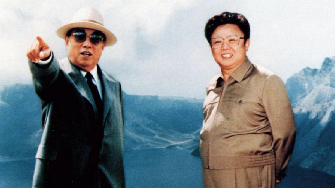'Kovano u krvi': Odnos Kine i Severne Koreje između ljubavi i mržnje 4 Vrhovni vođa Severne Koreje Kim Il Sung pokazuje na nešto van kamere pored svog sina Kima Džonga Ila u februaru 1994. godine