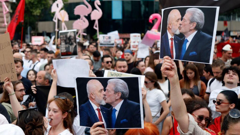 'Revolucija flamingosa' u Albaniji: Masovni protesti zbog projekta povezanog sa Trampovim zetom 15 transparent foto montaža Edi Rama i Sali Beriša se ljube