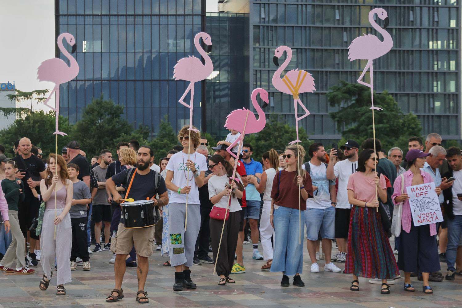 "Bez javno dostupnih dozvola i ugovora, samo su se pojavili buldožeri": Nastavljeni protesti u Albaniji protiv projekta Trampovog zeta (VIDEO) 2