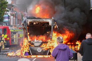 Blokirane ulice, zapaljen autobus...: Nemiri u Belfastu 11 Blokirane ulice, zapaljen autobus...: Nemiri u Belfastu 6