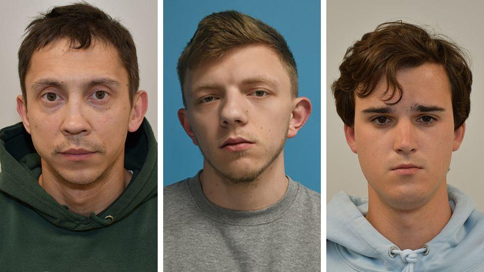 Rusija stoji iza paljenja imovine britanskog premijera: BBC istraga 2 Kombinovana fotografija koja prikazuje policijske fotografije trojice optuženih: Petro Počinok je muškarac sa kratkom smeđom kosom koji nosi tamnu duksericu, Roman Lavrinovič ima svetliju smeđu kosu oblikovanu u punđu i nosi sivu duksericu, dok Stanslav Karpiuk ima dužu tamnosmeđu kosu koja mu pada preko čela i nosi svetloplavu duksericu.
