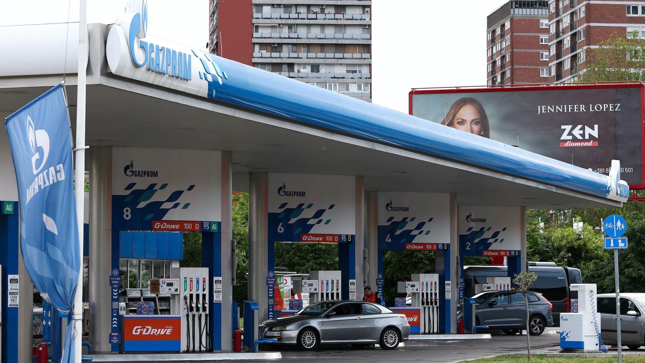 Srbija i MOL postigli 'kompromis' o prodaji NIS-a, kaže ministarka Đedović Handanović 3 NIS benzinska pumpa na Novom Beogradu, u pozadini je bilbord sa likom pevačice Dženifer Lopez koja reklamira dijamantske ogrlice