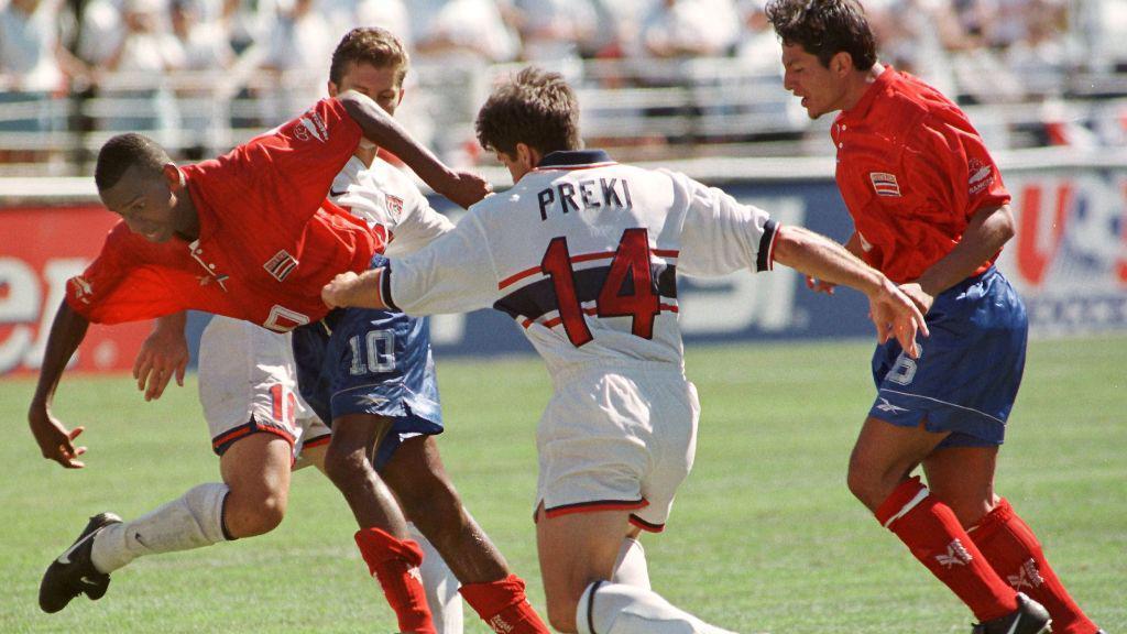 Preki Radosavljević za BBC: 'Na Mundijalu 1998. ide himna, ruka kreće ka srcu - a ja na drugoj strani' 2 Radosavljević na utakmici protiv Kostarike, u kvalifikacijama za SP 1998.