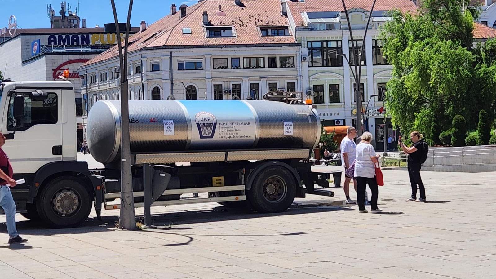 Sa čačanskih česmi teče samo tehnička voda 3 Cisterna za vodu u centru grada, oko nje ljudi