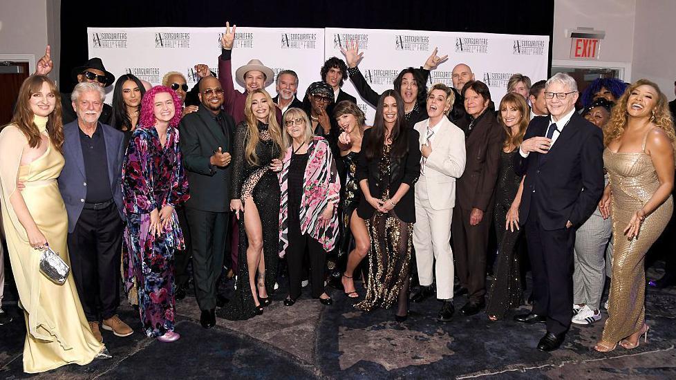 Tejlor Svift najmlađa žena u Kući slavnih tekstopisaca 2 (L-R) Madison Cunningham, Terry Britten, Jimmy Jam, Kylie Cantrall, Dallas Austin, Tricky Stewart, Gavin DeGraw, Taylor Dayne, Kenny Loggins, Linda Moran, Nile Rodgers, sombr, Taylor Swift, Alanis Morissette, Paul Stanley, Brandi Carlile, Billy Corgan, John Fogerty, Jane Seymour, Steve Miller, Steve Miller, Chauntee Ross, Monique Ross and Sheléa at the Songwriters Hall Of Fame ceremony