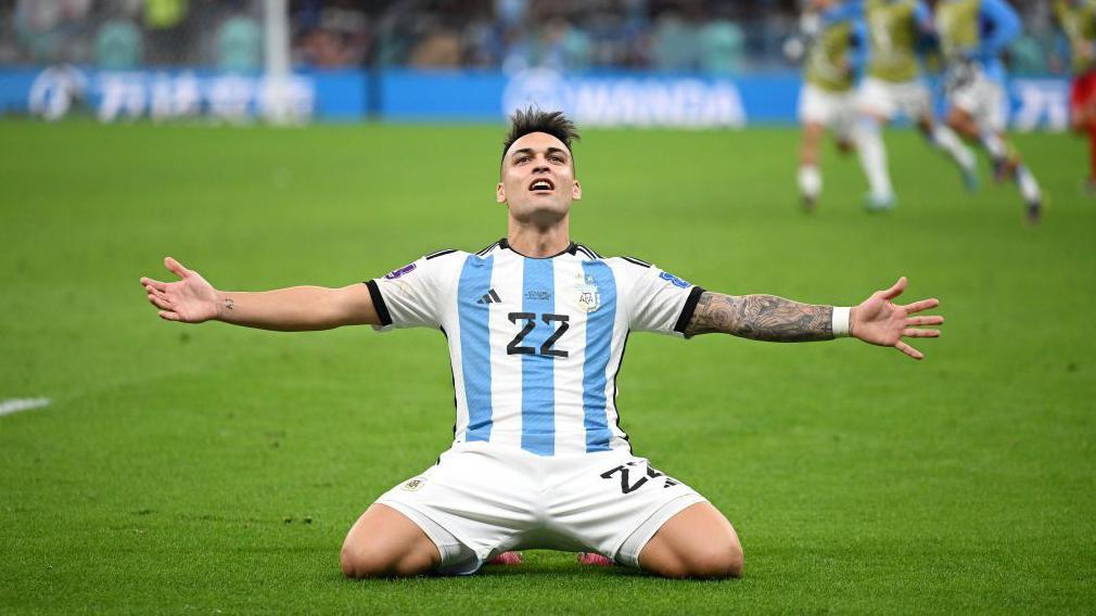 Šta kaže istorija - ko će biti svetski prvak u fudbalu 6 Lautaro Martinez, napadač Intera iz Milana, osvojio je Mundijal sa Argentinom 2022. u Kataru