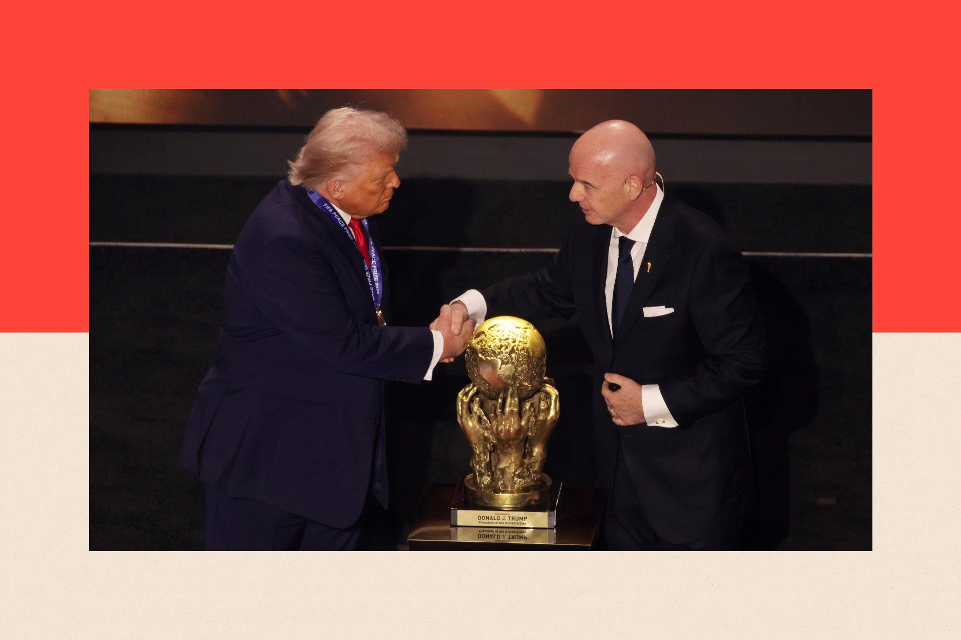 'Ovaj Mundijal je najluđi turnir svih vremena': BBC urednik 2 Donald Tramp se rukuje sa Đanijem Infantinom, predsednikom FIFA-e, a ispred njih je velika zgrada nagrada
