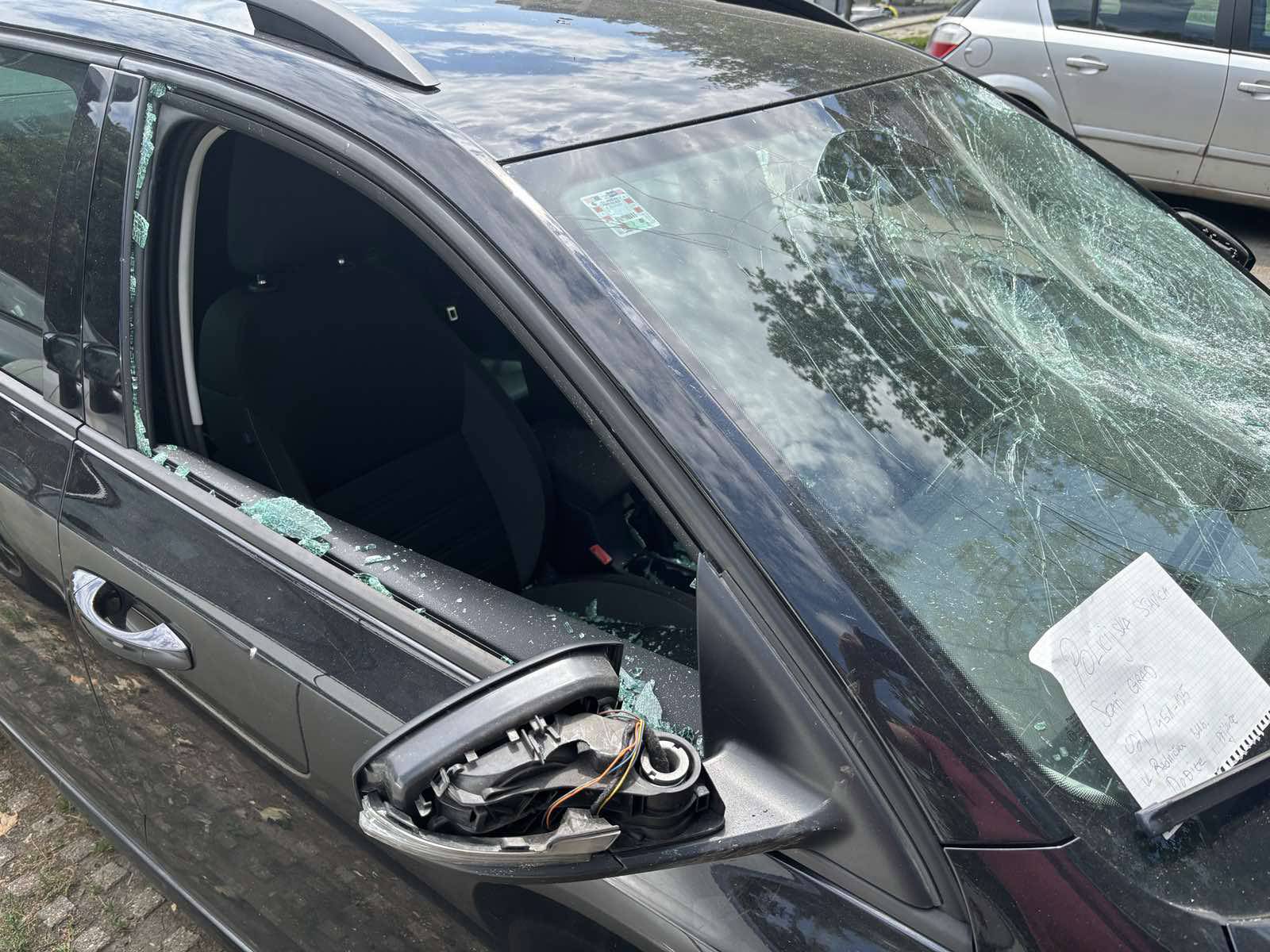 Vandalizovan automobil sina Dinka Gruhonjića u Novom Sadu (FOTO) 3 Vandalizovan automobil sina Dinka Gruhonjića u Novom Sadu (FOTO) 3
