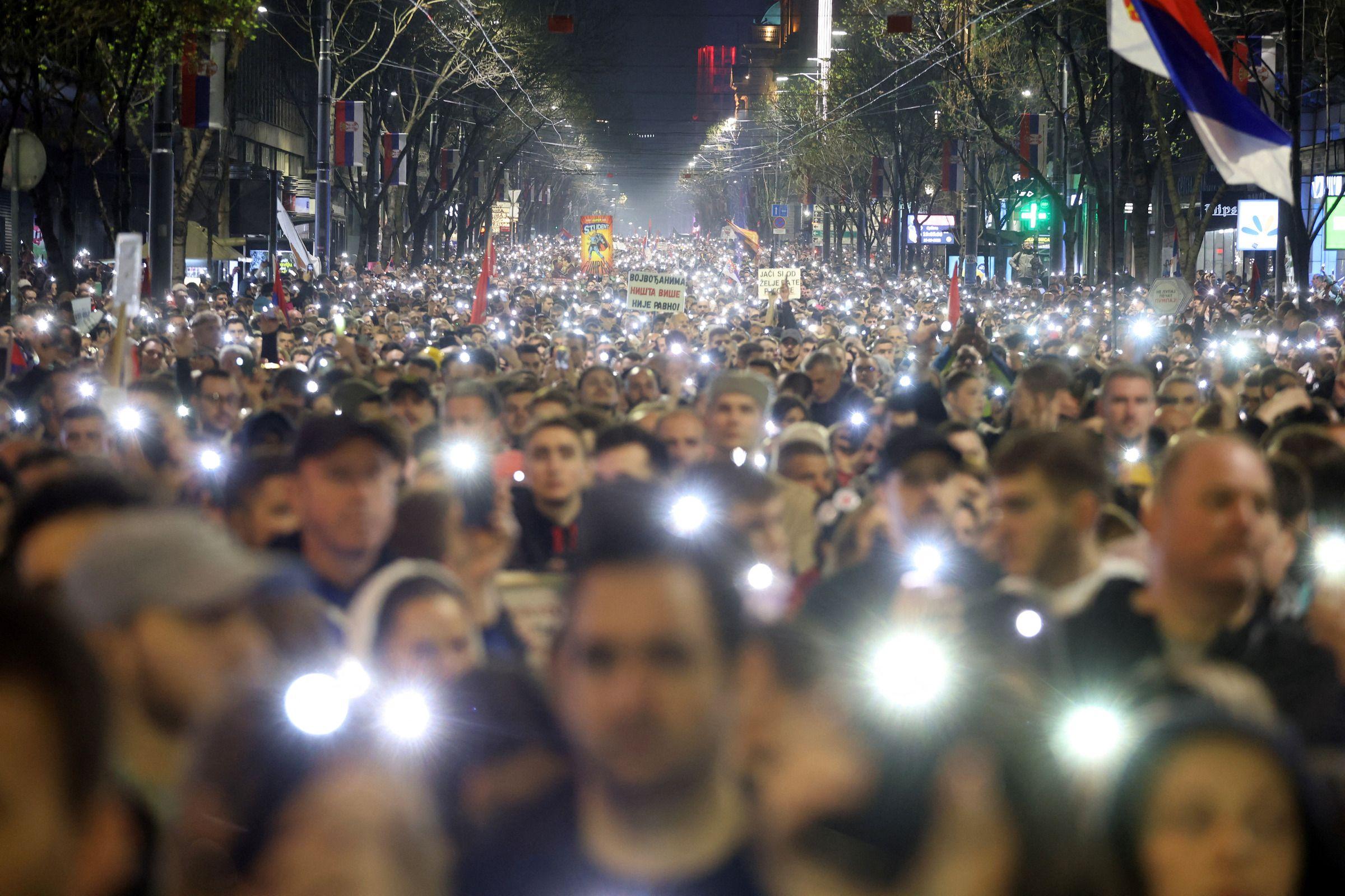 Slučaj 'zvučni top': Da li jedan dokument menja tok istrage o prekidu tišine na protestu 1 Ljudi stoje tokom 16-minuta tišine