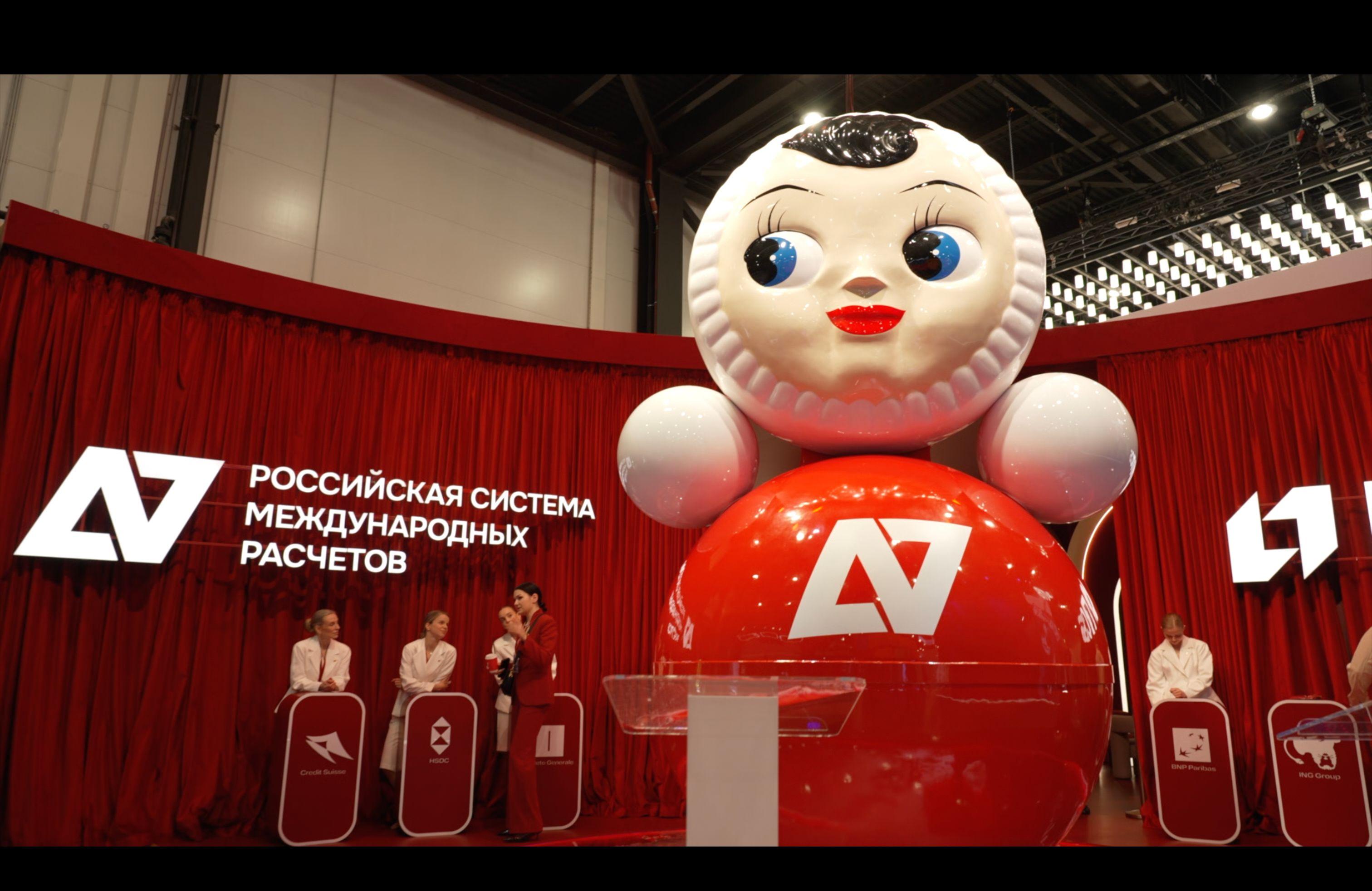 Ruski ekonomski forum u senci napada dronovima na Sankt Peterburg: BBC urednik 5 Ogromna ruska lutka tumbler doll bila je jedna od upečatljivijih izloženih instalacija u izložbenom prostoru