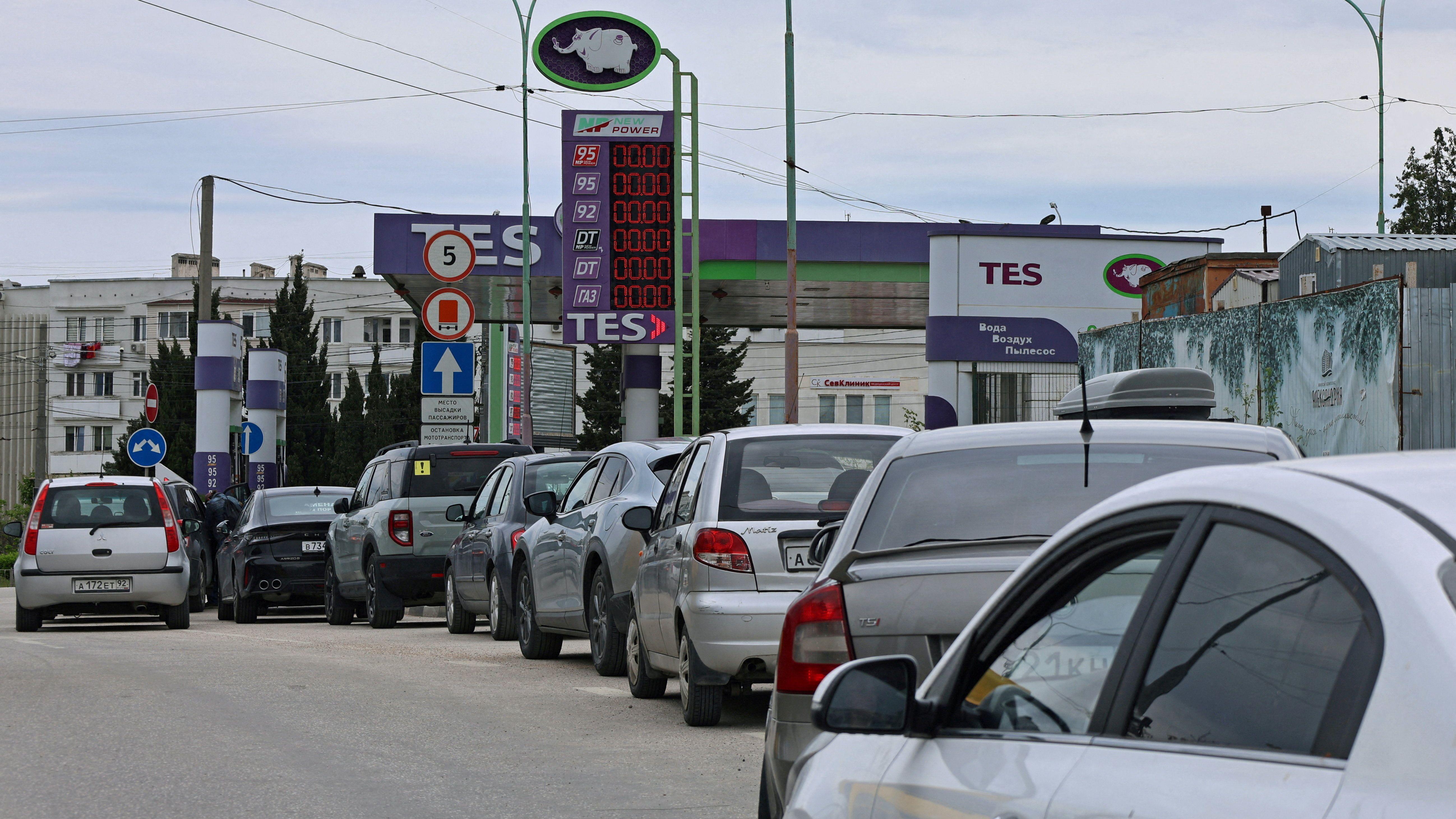 benzinska pumpa, red ispred benzinske pumpe