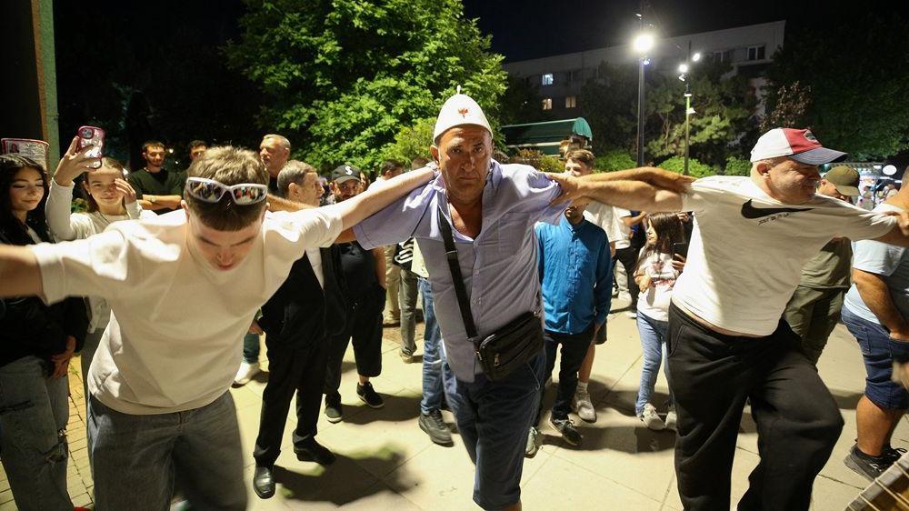 Izbori na Kosovu: Ni konačni rezultati ne donose rešenje za krizu 3 kurti, izbori na kosovu, slavlje pristalica kurtijevog samoopredeljenja