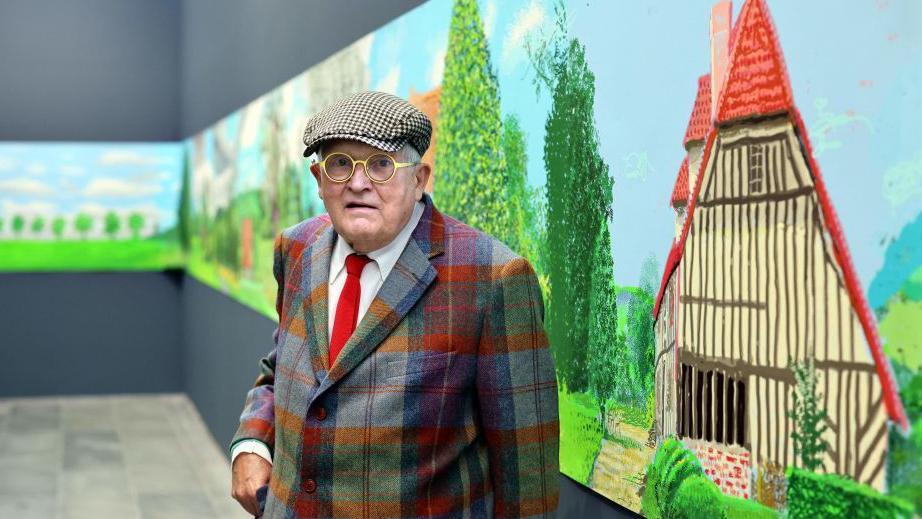 Odlazak Dejvida Hoknija: Omiljeni britanski slikar koji je pomerao granice 15 David Hockney stands alongside his 91m long landscape of Normandy, completed during the coronavirus lockdown