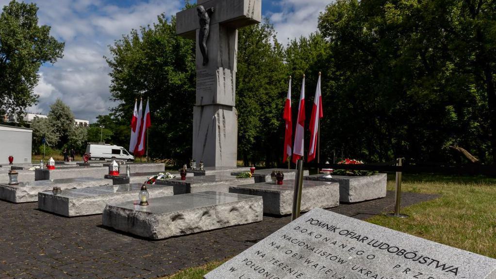 Za Poljake 'banditi i ubice', za Ukrajince heroji: Kako je Zelenski naljutio Varšavu 2 groblje