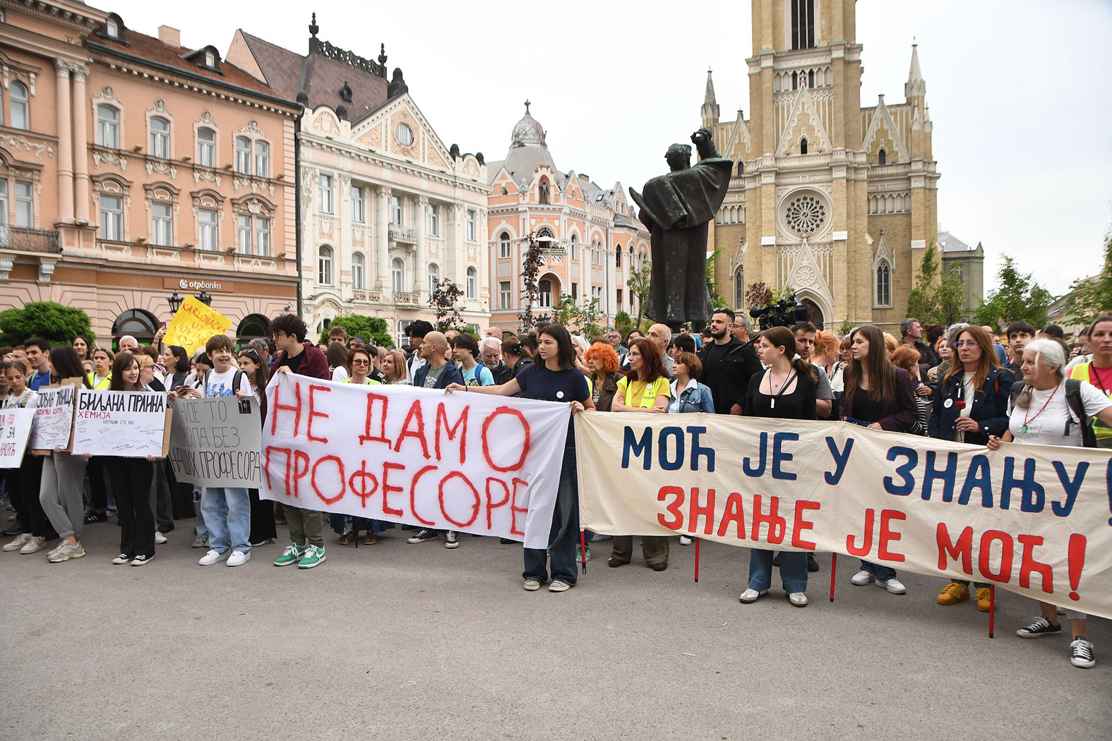 Roditelji učenika Jovine gimnazije nakon sastanka sa pokraji