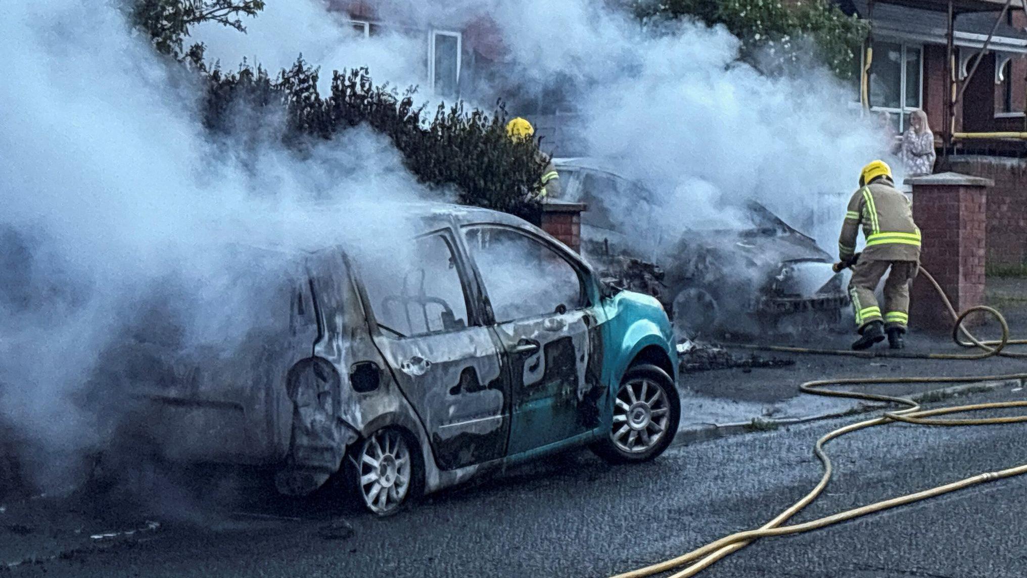 Druga noć nereda: Vodeni topovi i zapaljena vozila na ulicama Belfasta 6 vatrogasci gase zapaljene automobile na ulicama Belfasta posle nereda