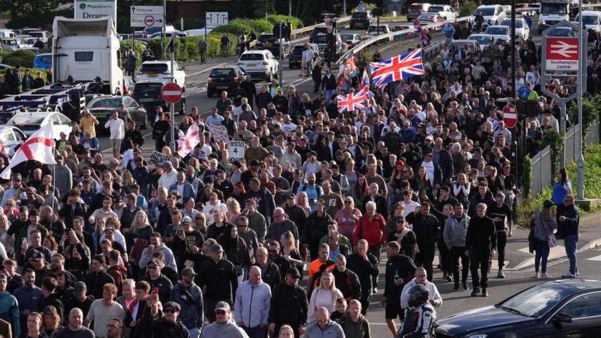 Sukobi sa policijom na protestima zbog ubistva tinejdžera u Velikoj Britaniji 3 Demonstranti su sa železničke stanice u Sautemptonu prošetali do uprave policije