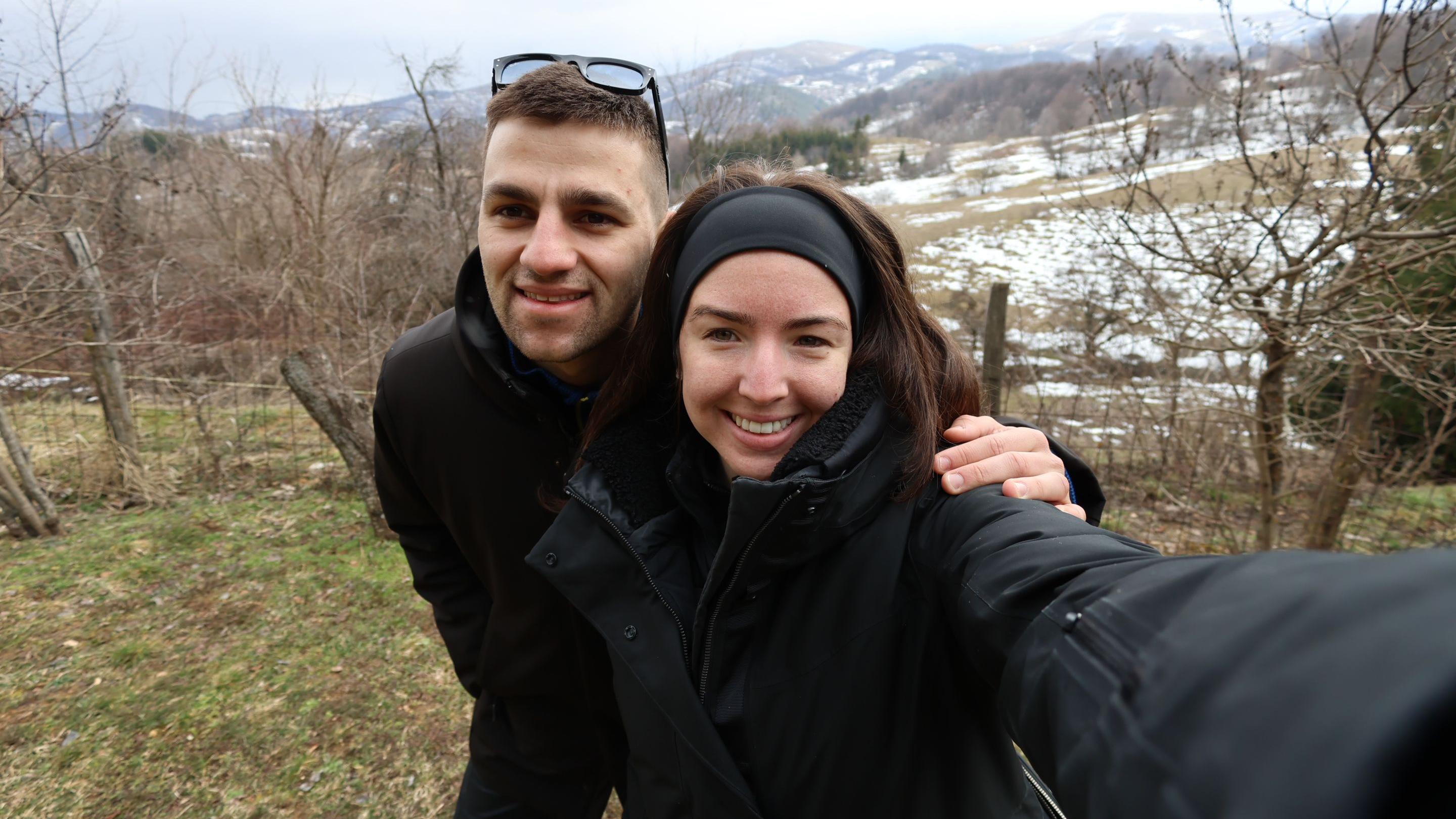 Gadno ili logično - je li nehigijenski nositi cipele u kući 2 Sofija i Peđa