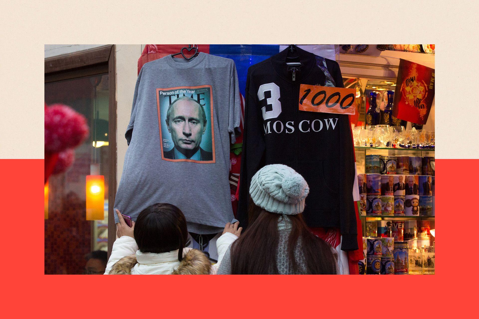 Vladimir Putin i veština ličnog marketinga 6 Dve žene okrenute leđima gledaju u majicu na kojoj Putinova slika za časopis Tajm u prodavnici suvenira