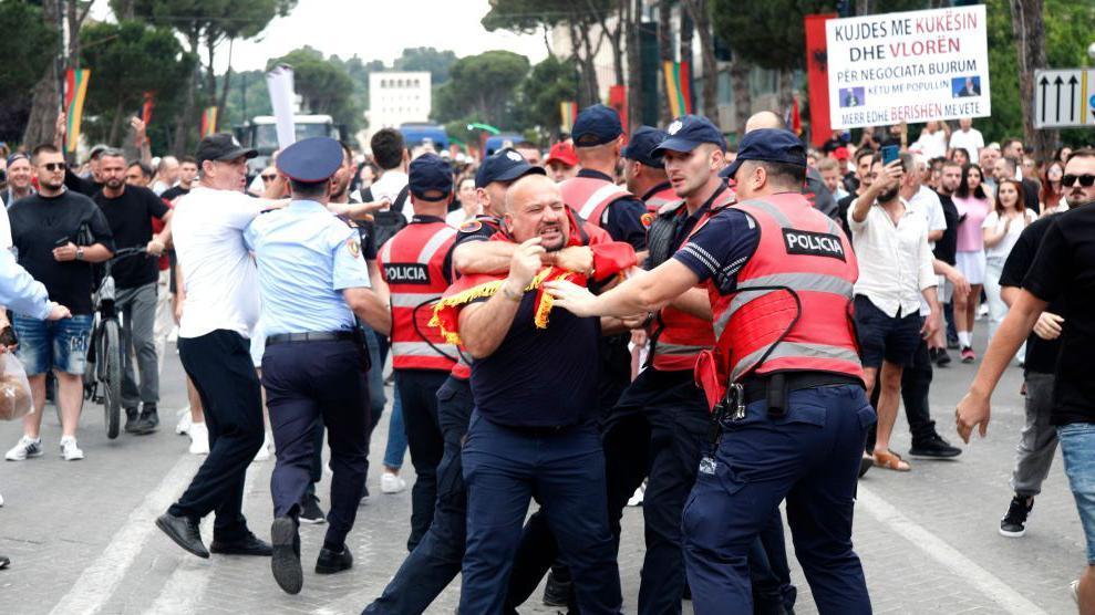 'Revolucija flamingosa' u Albaniji: Masovni protesti zbog projekta povezanog sa Trampovim zetom 10 sukob demonstranata i policije u Albaniji