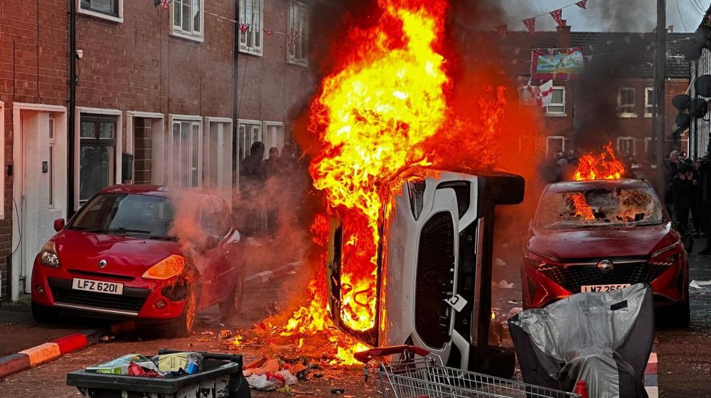 Neredi u Belfastu posle napada nožem: Zapaljene kuće, automobili i autobus 10