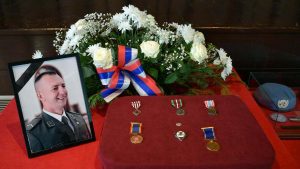 Vučić uručio odlikovanje ocu poginulog vojnika, a španska ministarka krst za vojne zasluge