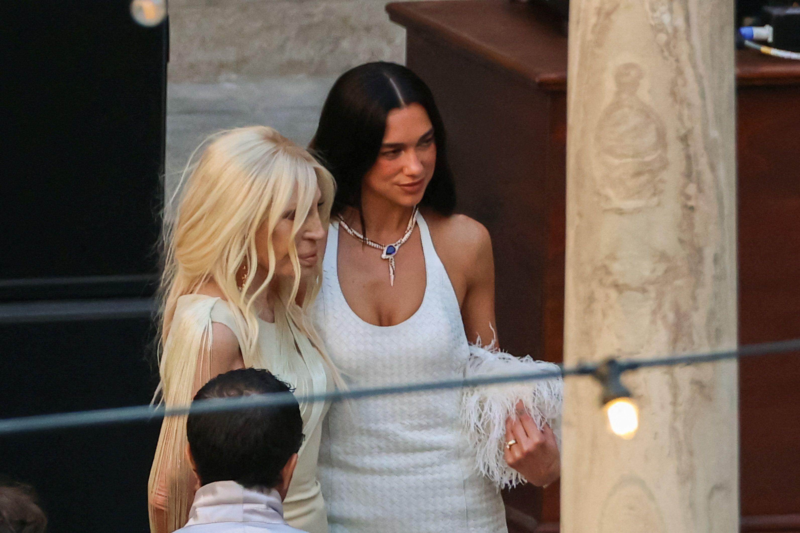 Sicilijanska svadba Due Lipe i Kaluma Tarnera 4 dua lipa i kalum tarner, venčanje due lipe, donatela versaće